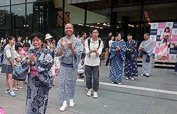 盆踊りの踊りの様子