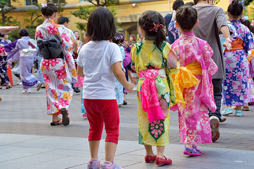 浴衣うを着た子どもたち