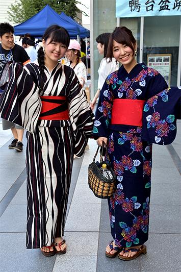 浴衣を着た稲葉百々佳さん